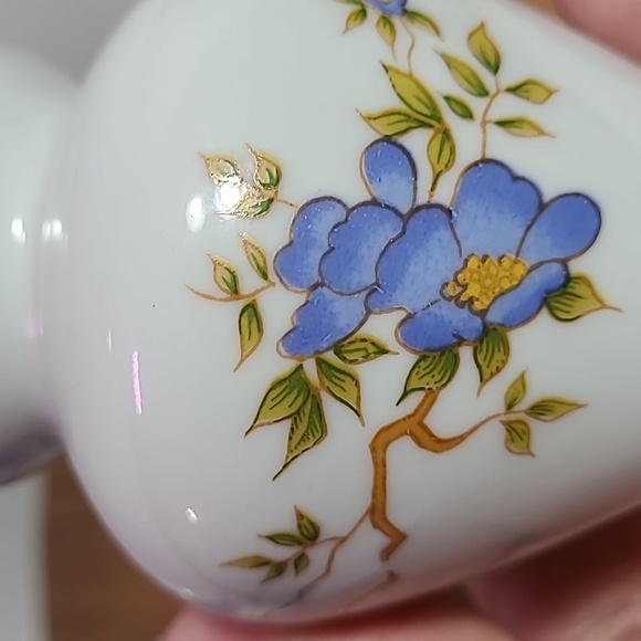 Vintage Colonial Leart Mini Bud Vase with Blue Flowers and Blue Rim,Set of 2 - Picture 2 of 7